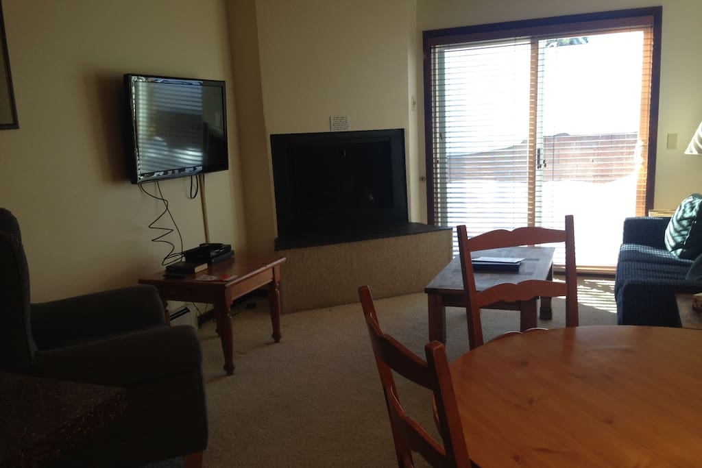 Living room with gas fireplace, flatscreen TV, sofa (hideaway)