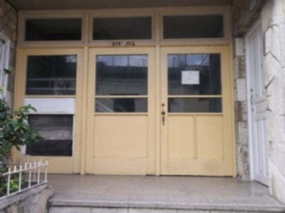 Building entrance without stairs