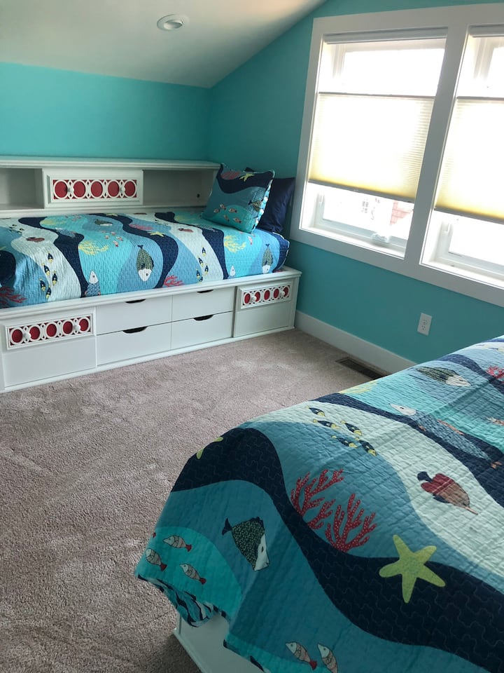 غرفتا نوم توأم 5 في الطابق الثالث وحمام مشترك مع دش استحمام