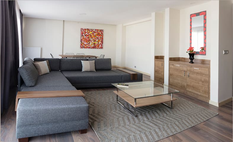 3 Bedroom Grand Apartment at Serviced Apart Hotel