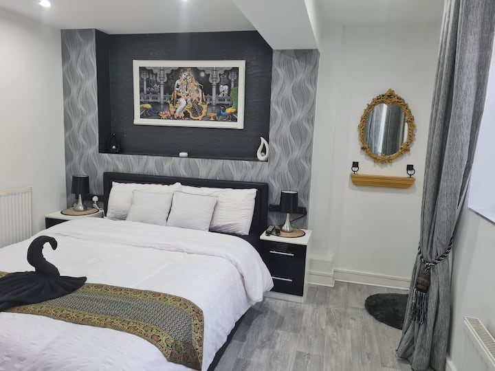(B) Private En-suite With Free Parking & Breakfast - Cardiff