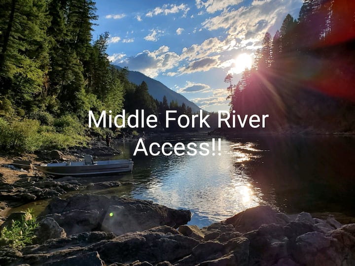 Mini Mangy Moose Lodge, Middlefork River Frontage. Cabins for Rent in