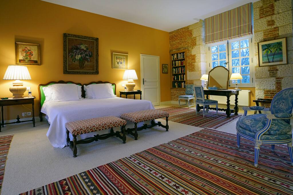DELUXE BEDROOM #1