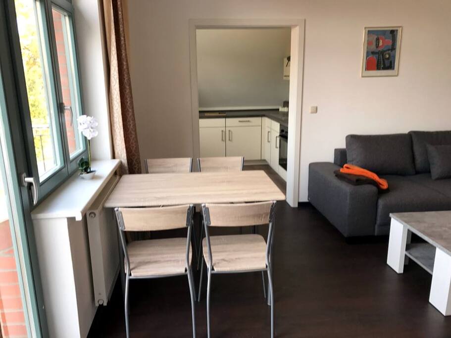 Essbereich mit Blick in die Küche