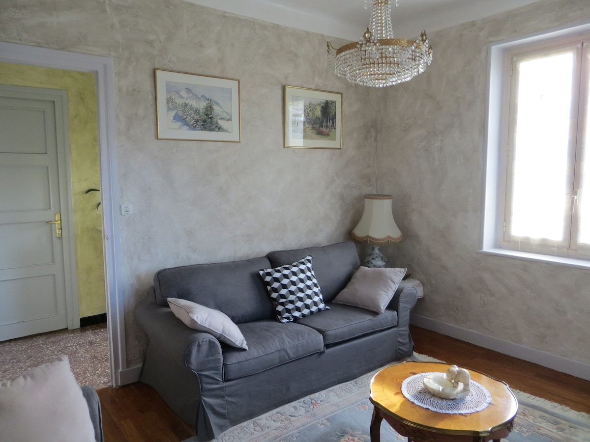 ห้องนั่งเล่นพร้อมทีวี