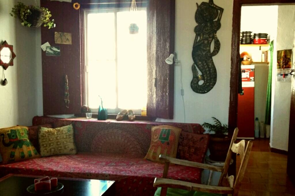 Saloncito con puerta a la cocina