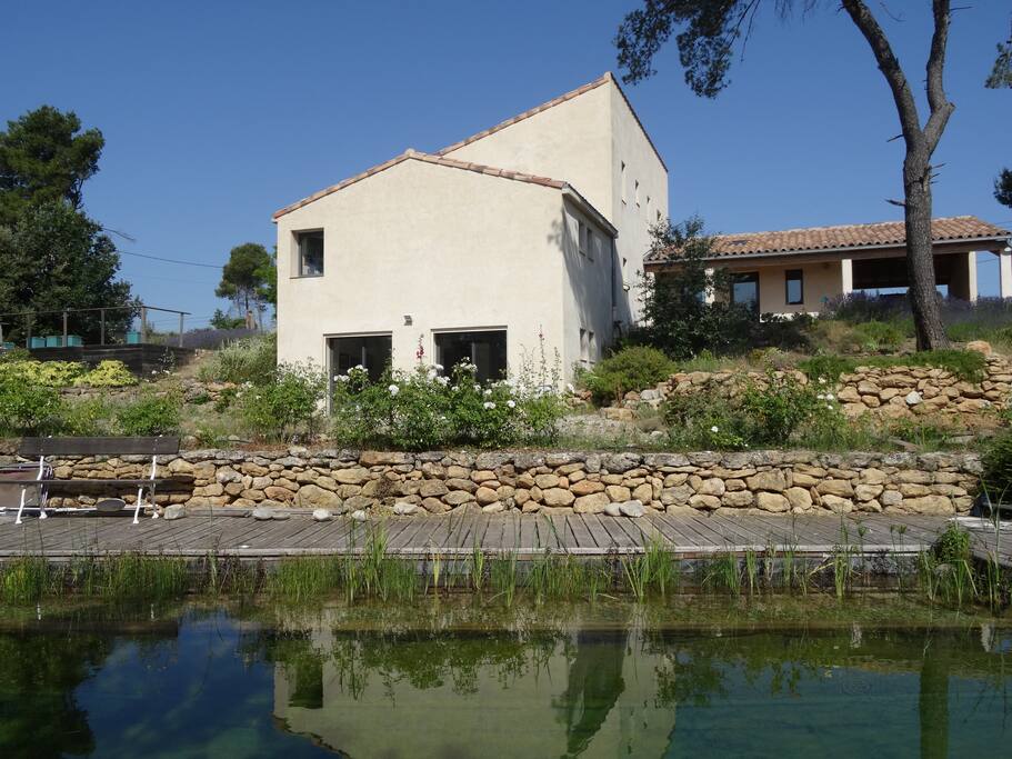 la maison et la piscine bio