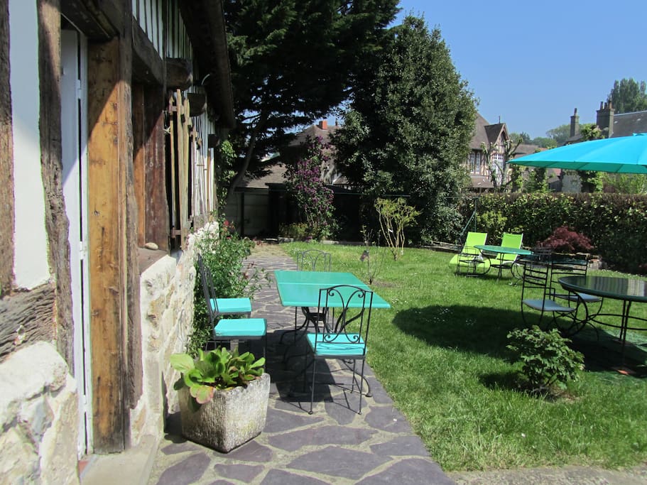 Le jardin plein sud avec tables et transats pour profiter du jardin