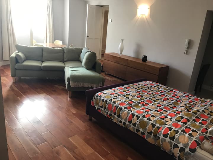 3号床更像是一间单间公寓，配有加大双人床、角落沙发、电视、桌子和4把椅子。