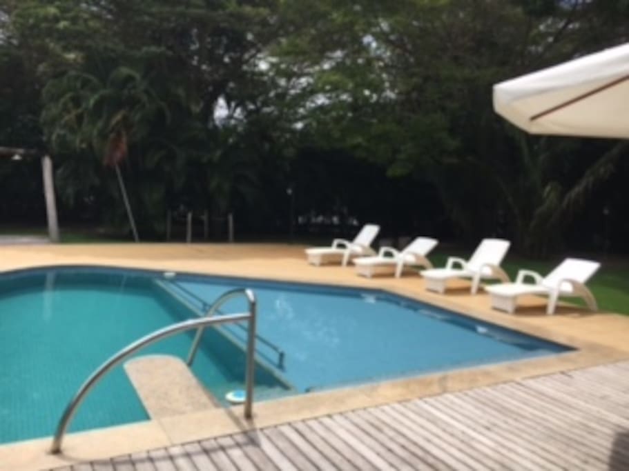 Piscina com espreguiçadeiras