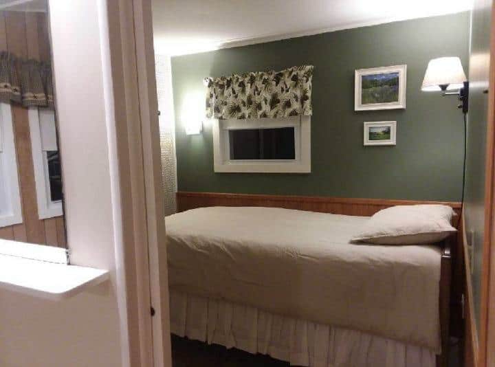 Prva spavaća soba – dva odvojena kreveta
Iz njega se pruža pogled na jezero Winnipesaukee.