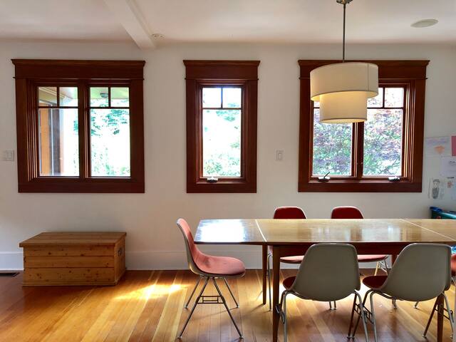 Cheerful + Bright City Home gallery image 4