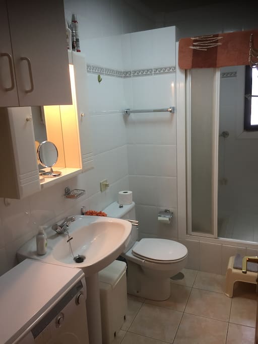 Bad mit großer Dusche
