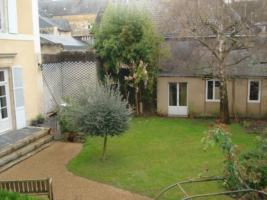 vue du petit jardin et des dépendances où nous aimons stocker notre matériel de bricolage...