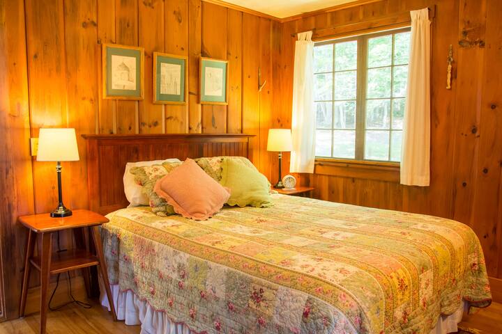 Dormitorio doble tamaño queen.