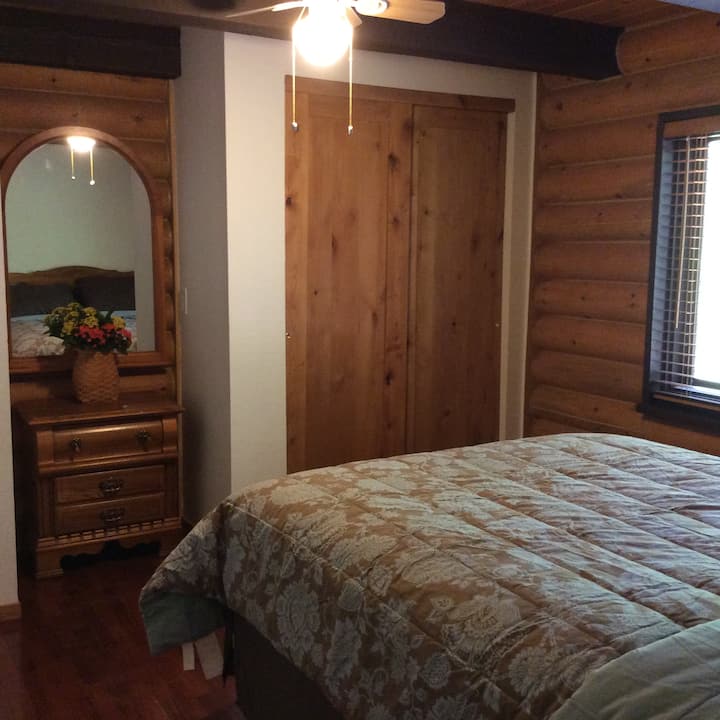 Მეორე საძინებელი დაბლა, საწოლი 152 × 203 სმ და ტყის ხედი ფანჯრიდან!