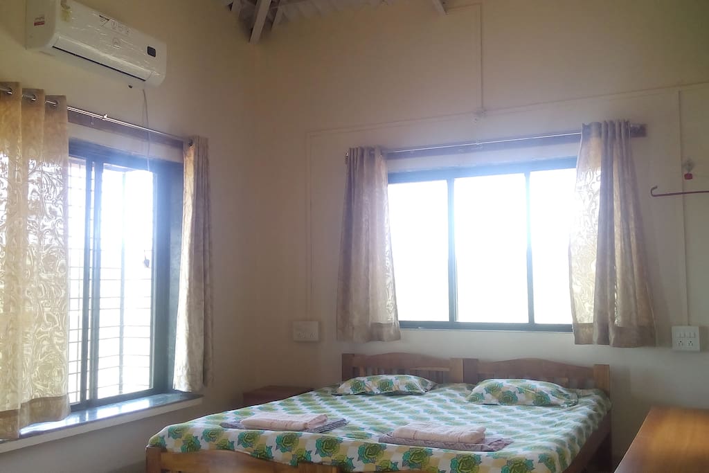 Queen's Bed "Sea View Apt"