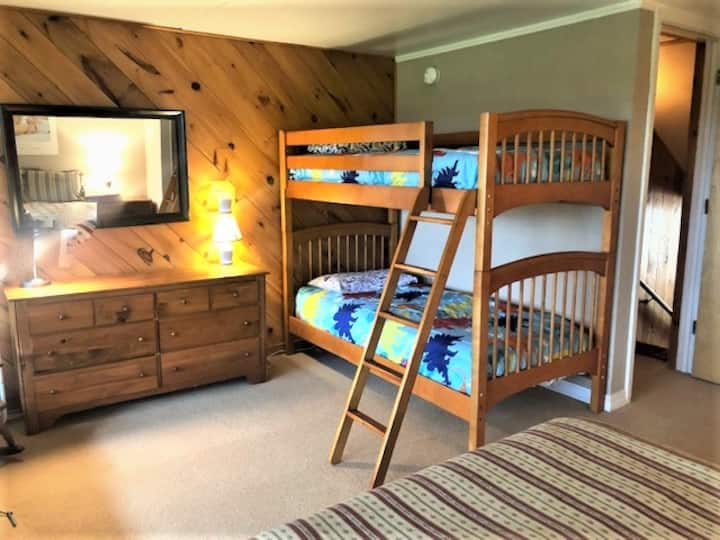 מיטות קומתיים בחדר השינה עם מיטת קווין סייז