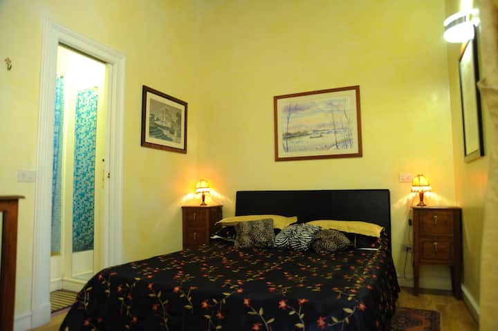 غرفة نوم مزدوجة 3 مع سرير أريكة فردي مجاور