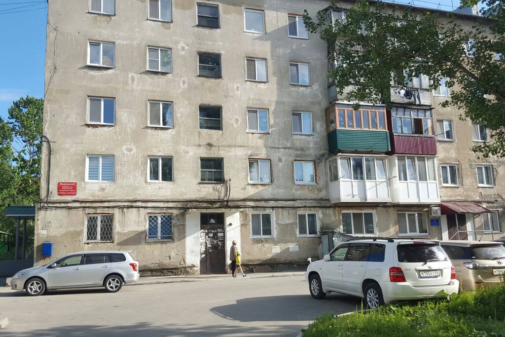 двор дома.