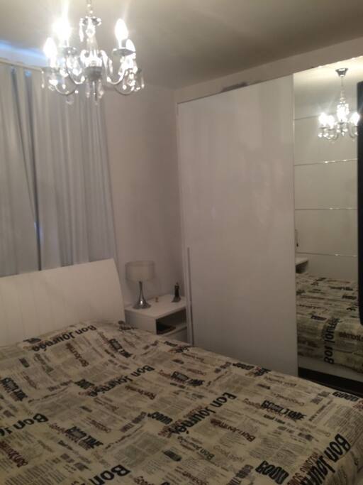 Quarto/suíte individual ou casal com Cama Casal Queen, frigobar, guarda roupas, frigobar, roupas de cama e banho.