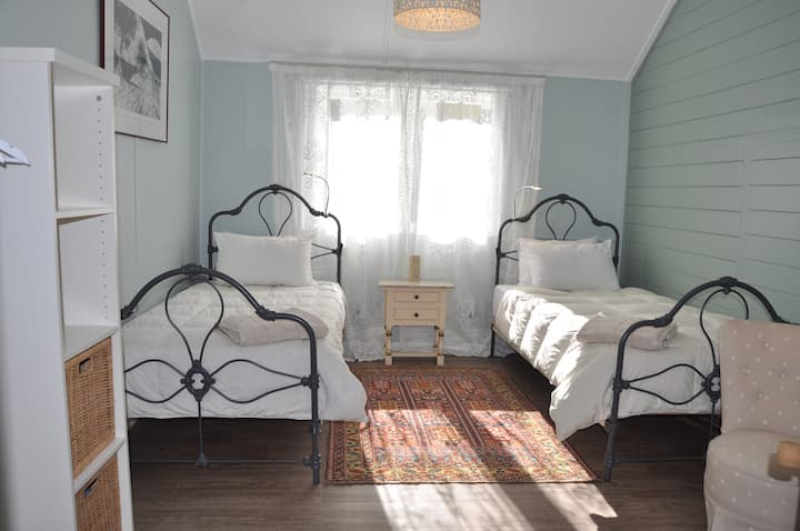 Twin bedroom