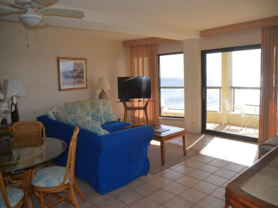 poipu_shores_2dof_205a_livingroom_3.jpg