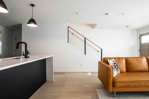 *THE BLACK SHEEP* - Modern, Unique & Clean- BY MSU