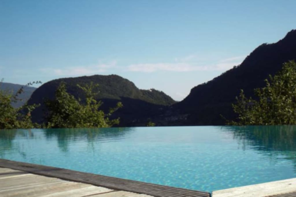 Infinity-Edge Pool
