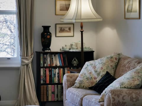 Crabapple Cottage - Nostalgic charm with garden.