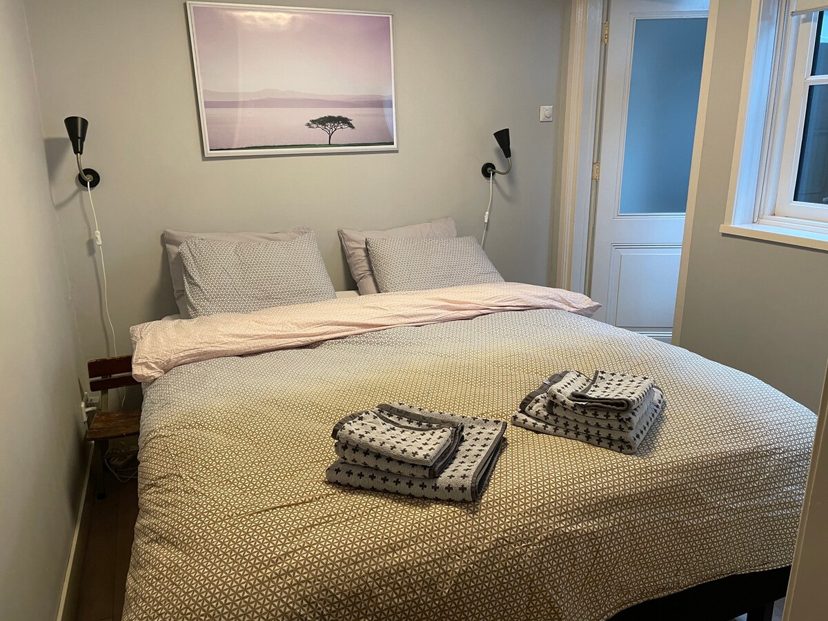 Le lit est de taille double. L'espace autour est un peu limité. La chambre dispose d'une salle de bain attenante. 