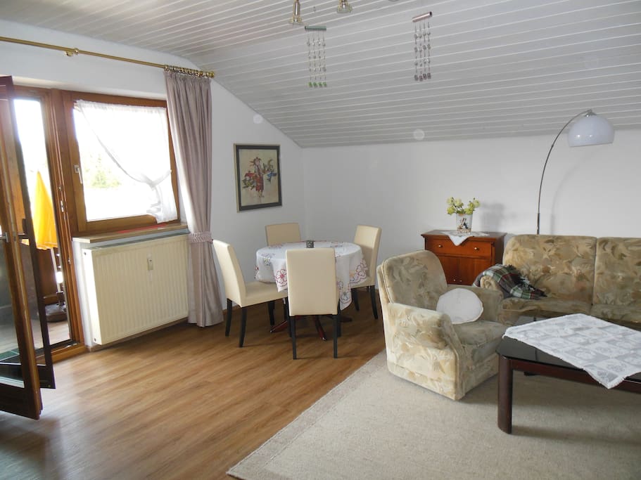 Wohnzimmer und Ausgang zum Balkon