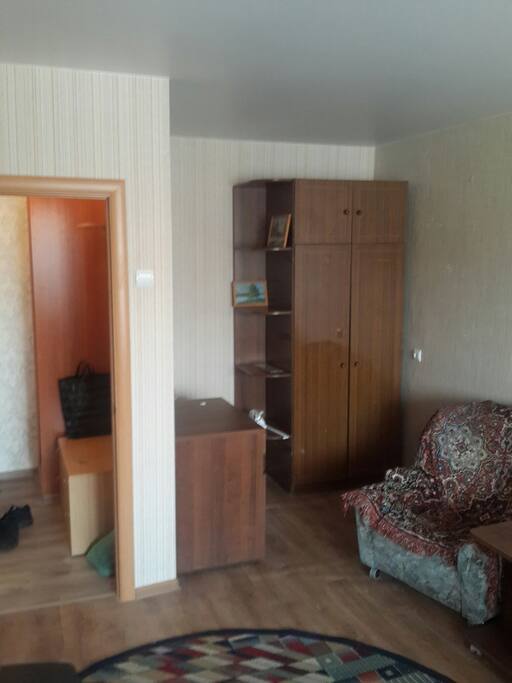 Часть прихожей и угол комнаты со шкафом и креслом