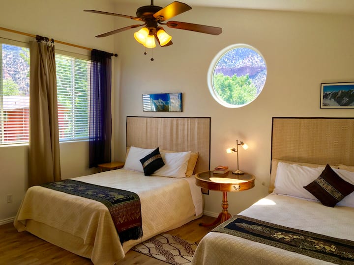 Camera padronale, piano superiore, due letti queen-size.