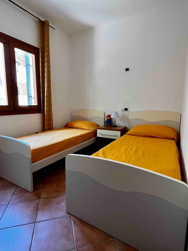 配备两张单人床的卧室