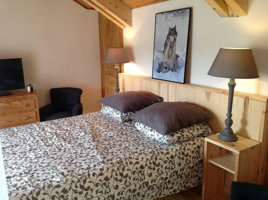 une chambre avec un lit 160 independante