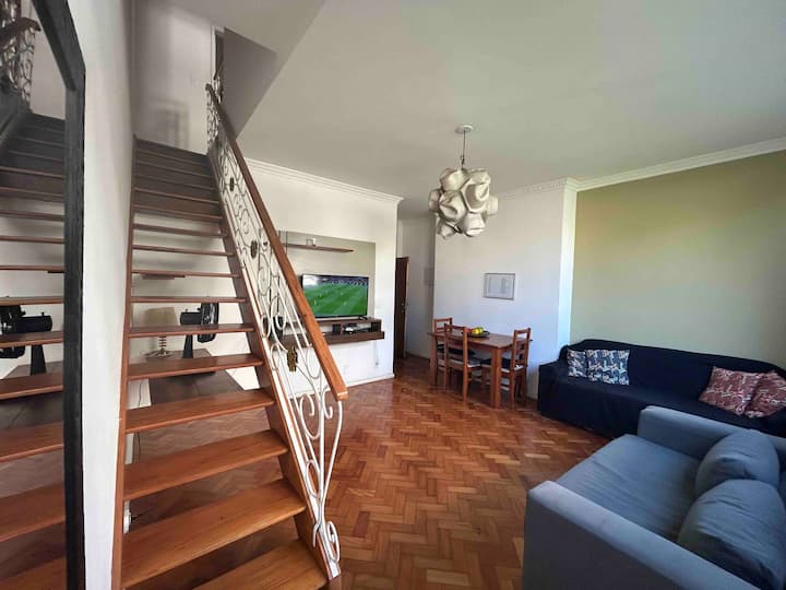 Dhomë ndenjjeje me televizor 43",divan, tavolinë ngrënieje dhe karrige,divan krevat dhe ventilator