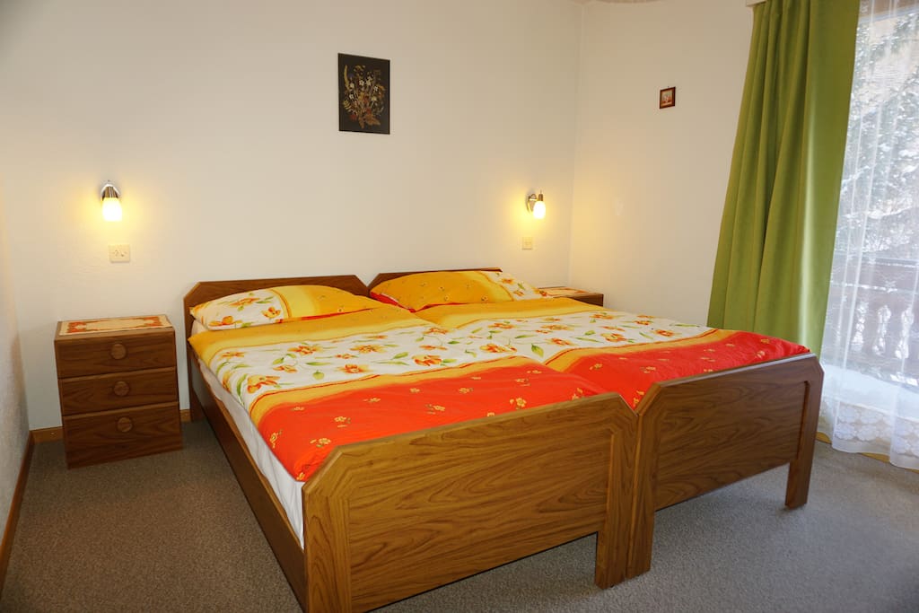 Schlafzimmer mit Balkon mit Matterhornsicht