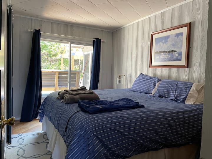 Dormitorio principal con cama tamaño king y baño privado