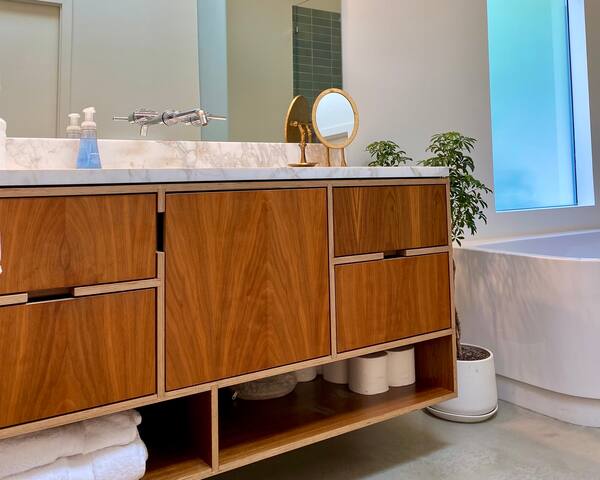 EPIC VIEW Mid-Century Modern Queen Anne Sanctuary gallery image 5