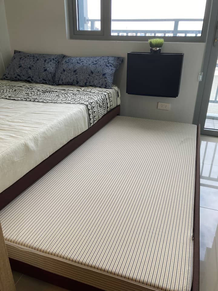 CÓMODA Y RESISTENTE CAMA DOBLE CON COLCHÓN EXTRAÍBLE PARA ALOJAR A 1 HUÉSPED ADICIONAL.