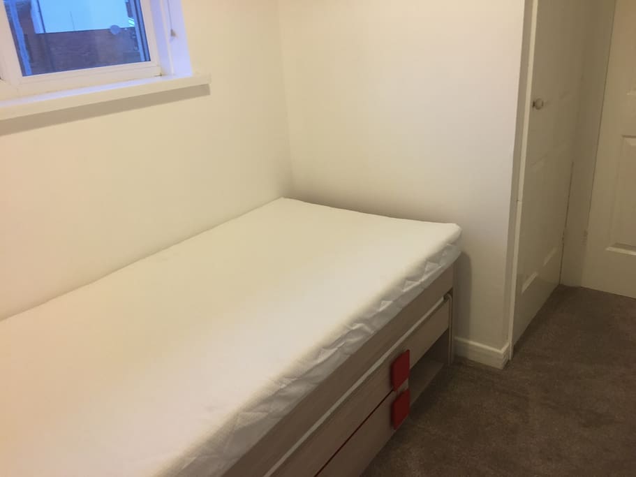 Single Room with Bunk bed n Wardrobe