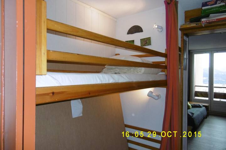 cabina con cama inferior doblada