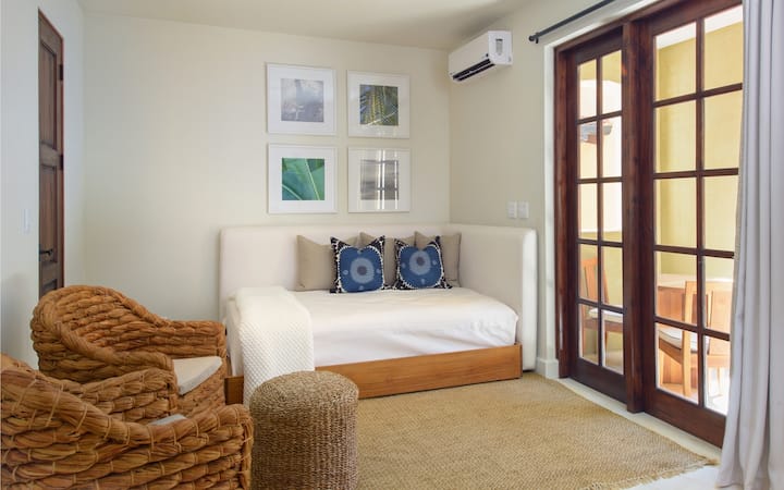 Spacious Studio 1 Min. Walk to the Beach