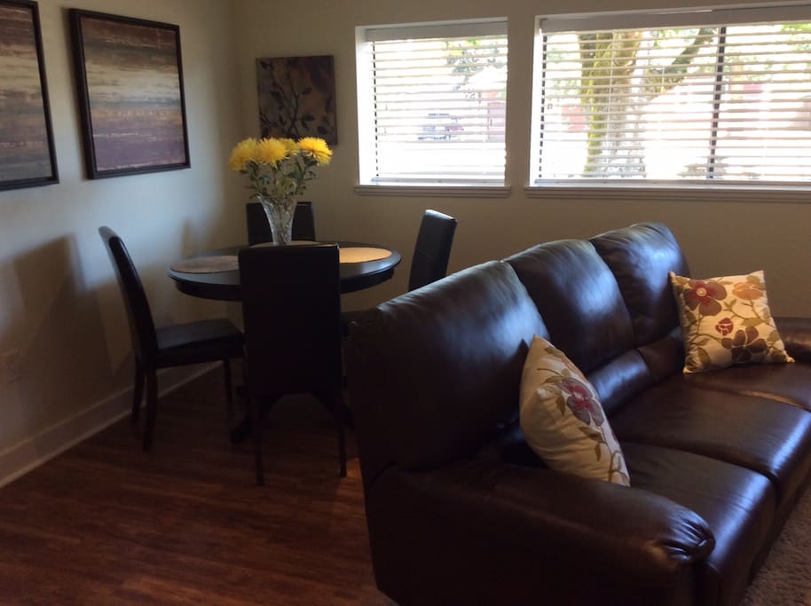 Large windows again resulting in bright living room and diningroom areas.