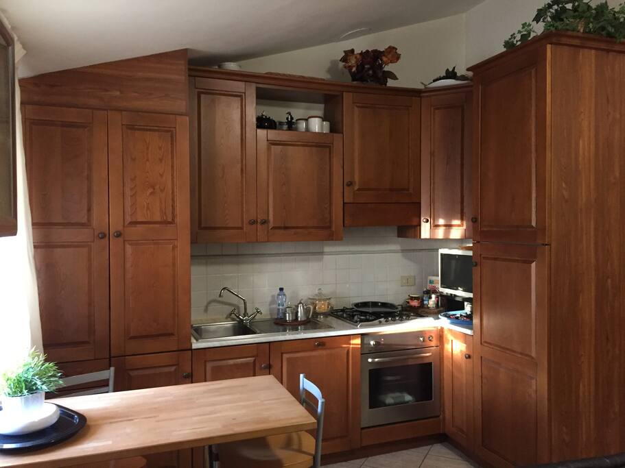Cucina con microonde, lavastoviglie, forno
