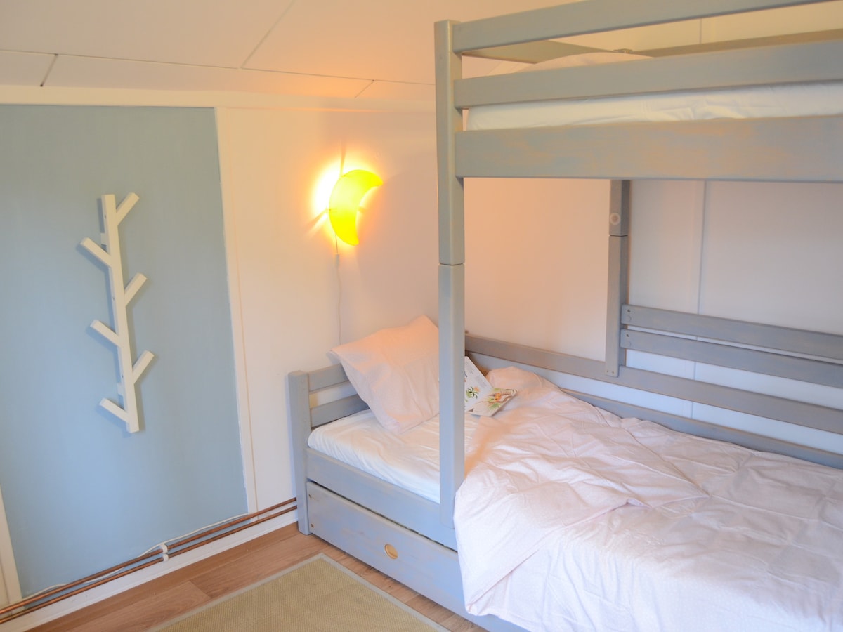 Dětská ložnice s patrovou postelí a rozkládací pohovkou