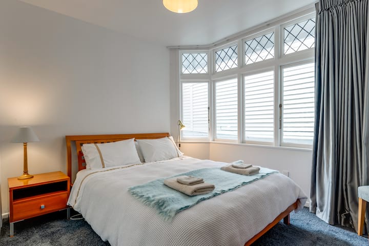 Chumba cha Dhahabu kilicho na kitanda cha Malkia