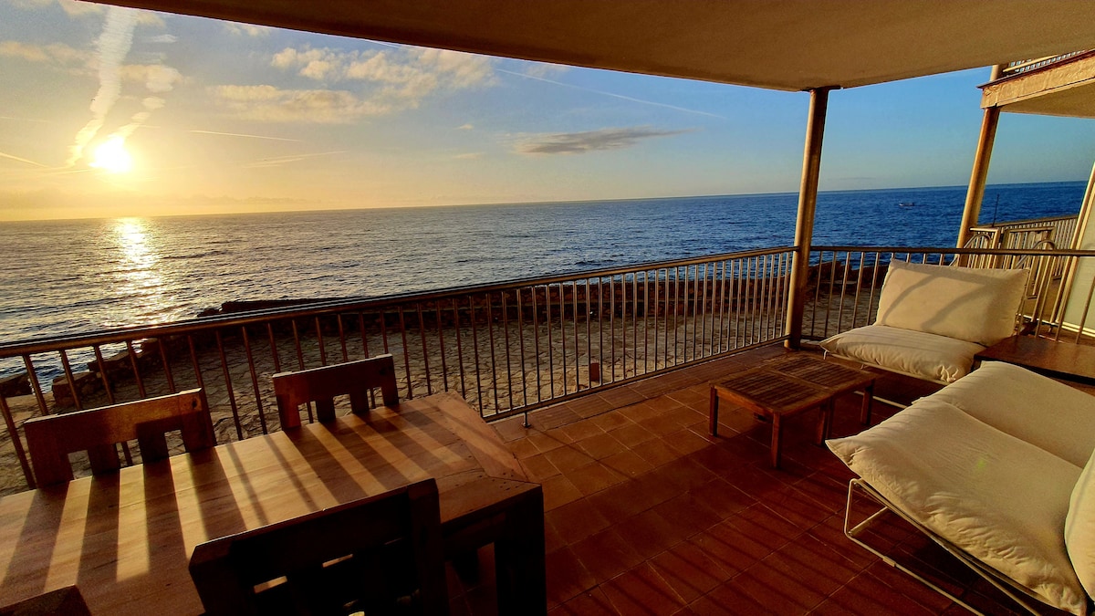 Popular Airbnb listing: Super Blue Sea in Salou in Salou