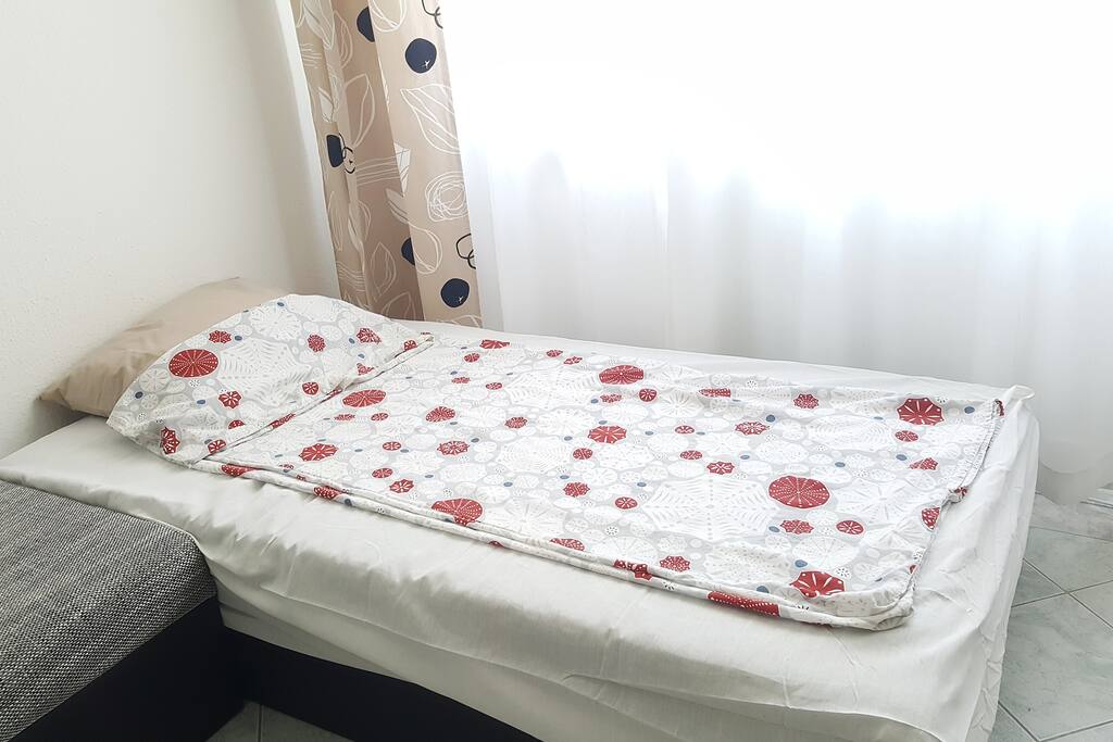 Communal area + a single bed